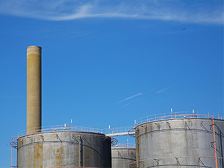 玻璃幕墙虽好看，但也需要日常维护